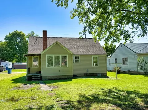Exterior - 426 S Locust St, Flora, IL 62839 photo 10 of 12