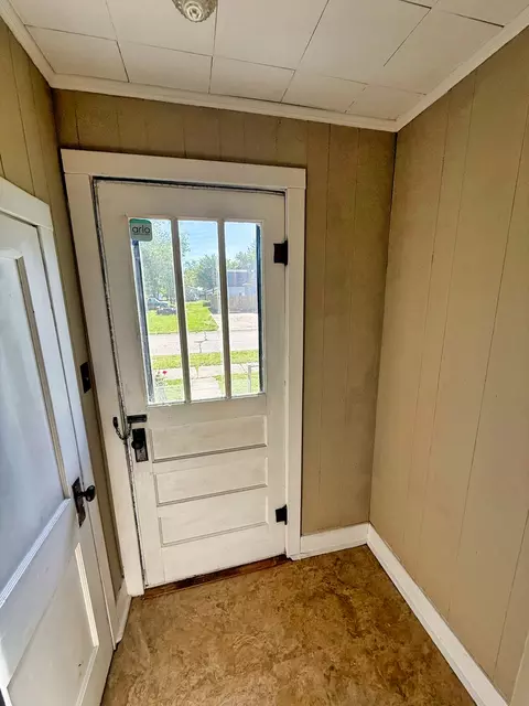 Entry Way - 426 S Locust St, Flora, IL 62839 photo 2 of 6