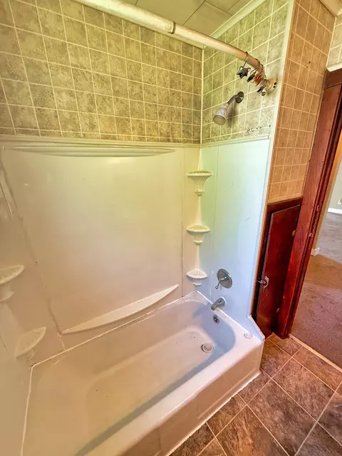 Bath - 426 S Locust St, Flora, IL 62839 photo 3 of 3