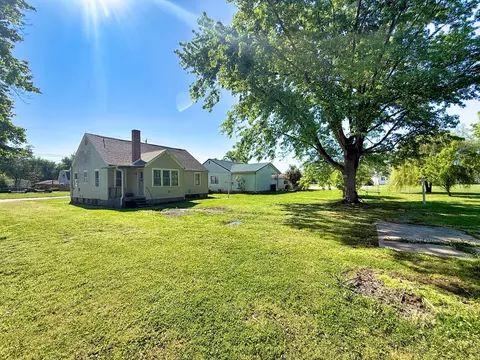 Exterior - 426 S Locust St, Flora, IL 62839 photo 4 of 12