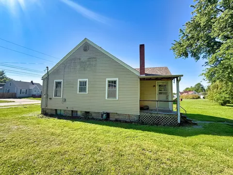 Exterior - 426 S Locust St, Flora, IL 62839 photo 12 of 12