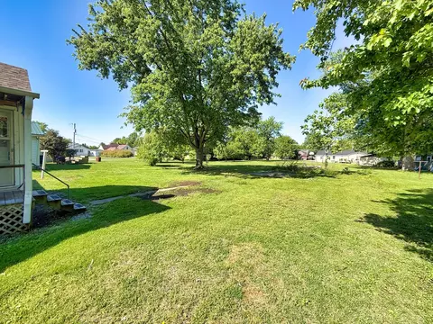 Exterior - 426 S Locust St, Flora, IL 62839 photo 8 of 12