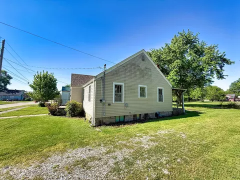Other - 426 S Locust St, Flora, IL 62839 photo 17 of 18