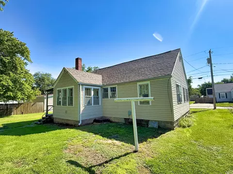 Exterior - 426 S Locust St, Flora, IL 62839 photo 6 of 12