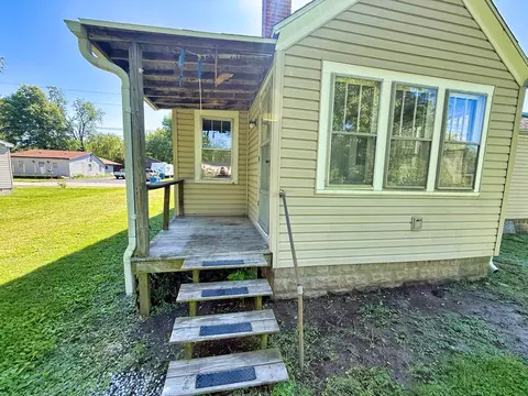Exterior - 426 S Locust St, Flora, IL 62839 photo 3 of 12