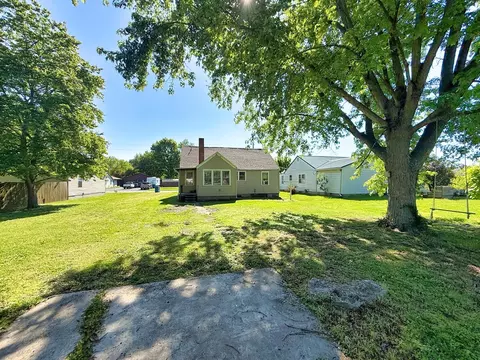 Exterior - 426 S Locust St, Flora, IL 62839 photo 7 of 12