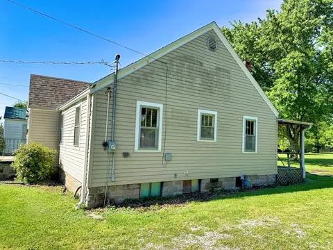 Exterior - 426 S Locust St, Flora, IL 62839 photo 11 of 12