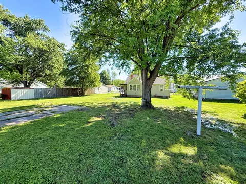 Exterior - 426 S Locust St, Flora, IL 62839 photo 9 of 12