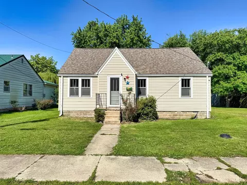 426 S Locust St, Flora, IL 62839