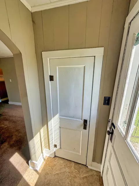 Entry Way - 426 S Locust St, Flora, IL 62839 photo 1 of 6