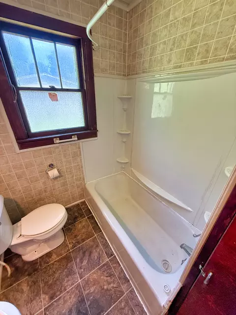 Bath - 426 S Locust St, Flora, IL 62839 photo 2 of 3