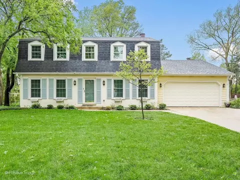 2 S560 Seneca Dr, Wheaton, IL 60189