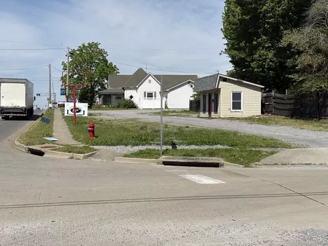 200 W Deyoung St, Marion, IL 62959