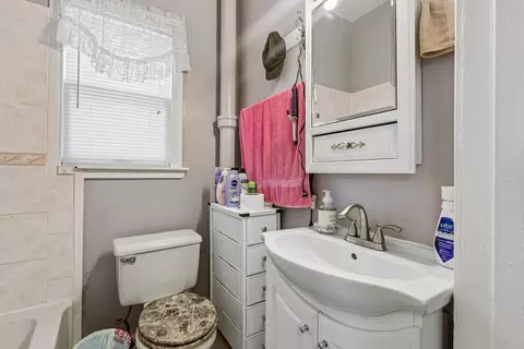 Bath - 700 Villa St, Elgin, IL 60120 photo 1 of 2