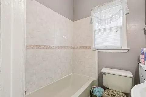 Bath - 700 Villa St, Elgin, IL 60120 photo 2 of 2