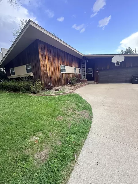 920 36th St, Moline, IL 61265