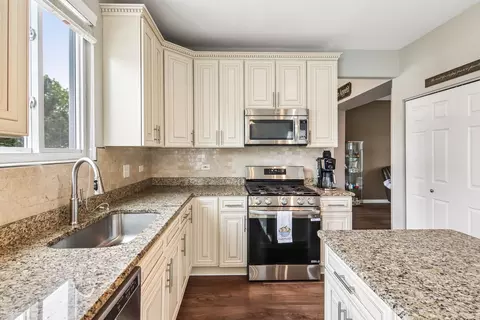 Kitchen - 116 Ash Dr, Bolingbrook, IL 60490 photo 4 of 5