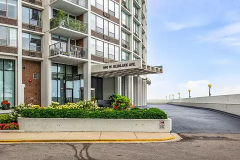 940 W Glenlake Ave #34D, Chicago, IL 60660