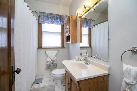 Bath - 1819 W 105th St, Chicago, IL 60643 photo 1 of 2
