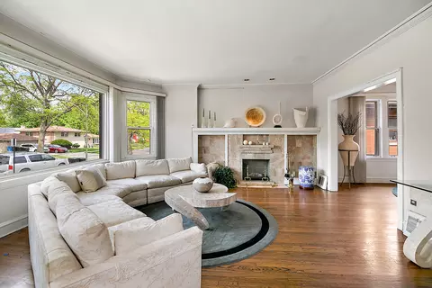 Living - 1819 W 105th St, Chicago, IL 60643 photo 1 of 5