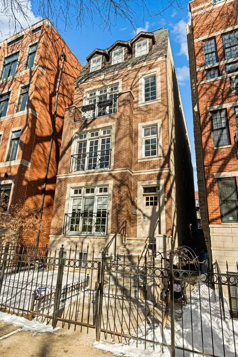 820 W Buckingham Pl #1, Chicago, IL 60657