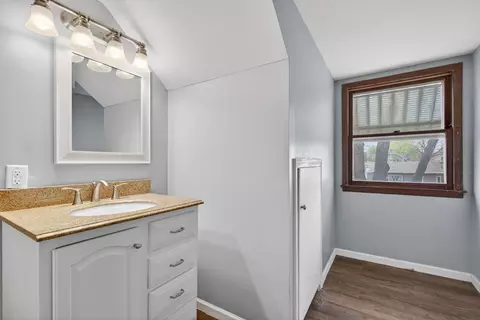 Bath - 756 Douglas St, Morris, IL 60450 photo 2 of 3