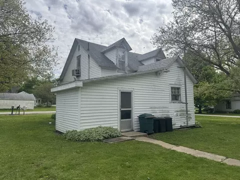 Exterior - 601 E Harrison St, Saybrook, IL 61770 photo 1 of 4