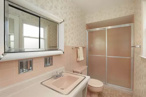 Bath - 1504 Sequoia Trl, Glenview, IL 60025 photo 2 of 3
