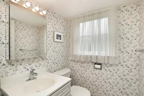 Bath - 1504 Sequoia Trl, Glenview, IL 60025 photo 1 of 3