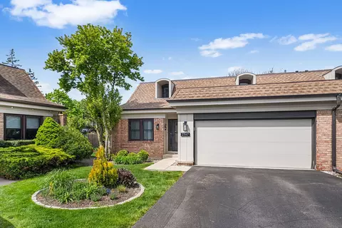 2747 Wilshire Ln, Northbrook, IL 60062