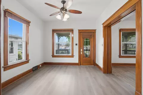 Living - 118 5th St, Silvis, IL 61282 photo 1 of 4