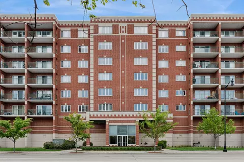 650 S River Rd #301, Des Plaines, IL 60016