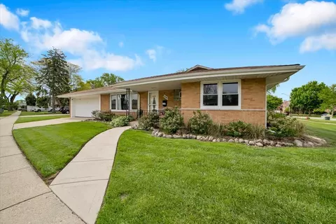 5549 W 102nd St, Oak Lawn, IL 60453