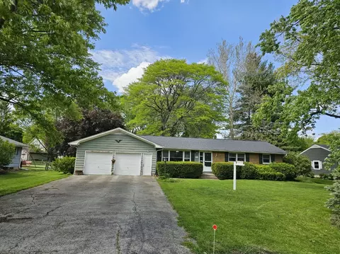 813 Considine Rd, Geneva, IL 60134