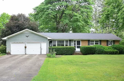 813 Considine Rd, Geneva, IL 60134