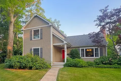 210 Woodward Ave, Geneva, IL 60134