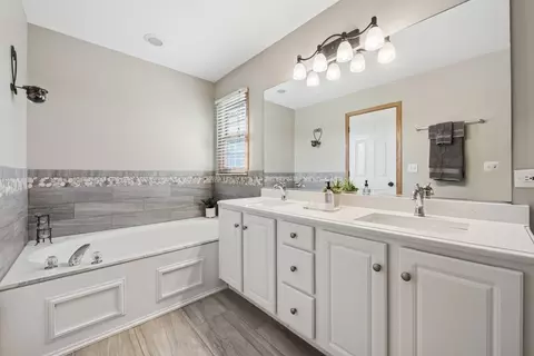 Bath - 25137 Vermette Rd, Plainfield, IL 60585 photo 1 of 4