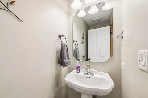 Bath - 25137 Vermette Rd, Plainfield, IL 60585 photo 4 of 4