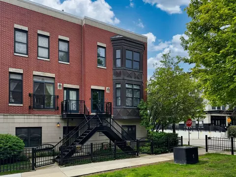 953 W College Pkwy, Chicago, IL 60608