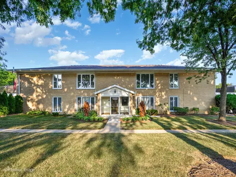 1322 S New Wilke Rd #1C, Arlington Heights, IL 60005