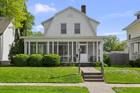 911 Grand Ct, Davenport, IA 52803
