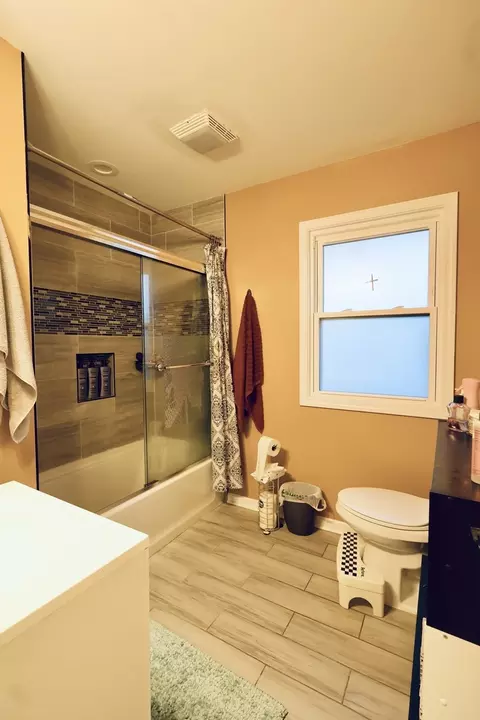 Bath - 8043 Salisbury Ave, Lyons, IL 60534 photo 3 of 4