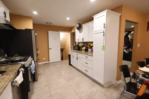 Kitchen - 8043 Salisbury Ave, Lyons, IL 60534 photo 2 of 2
