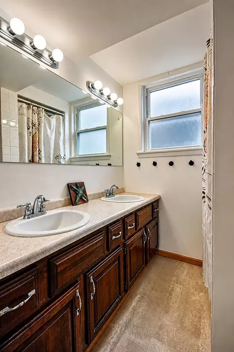 Bath - 14759 Long Ave, Oak Forest, IL 60452 photo 2 of 2