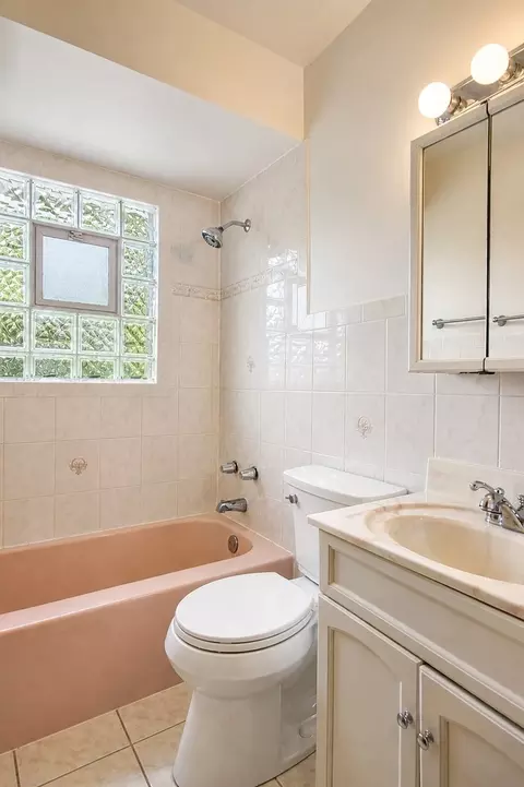 Bath - 14759 Long Ave, Oak Forest, IL 60452 photo 1 of 2