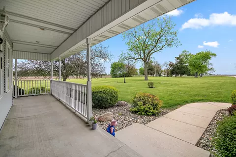 Exterior - 17709 W State Rte 17, Reddick, IL 60961 photo 2 of 9