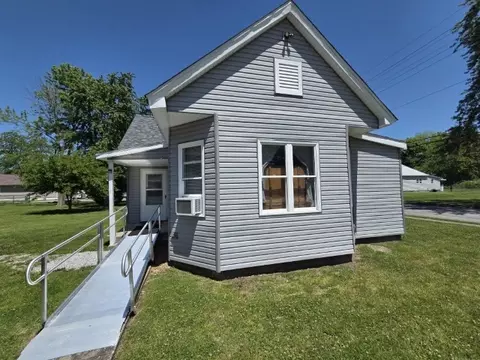 208 Burkett St, Benton, IL 62812