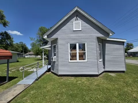 208 Burkett St, Benton, IL 62812