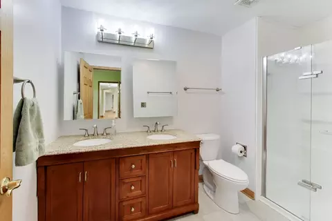 Bath - 1104 Nottingham Ln, Elgin, IL 60120 photo 2 of 4