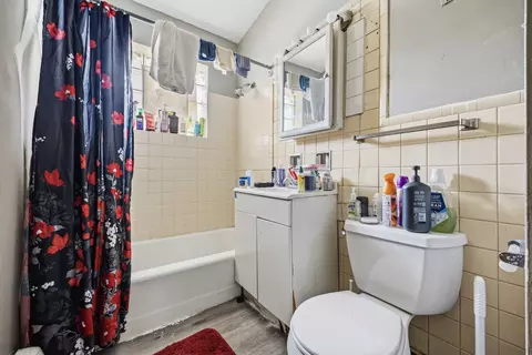 Bath - 18425 Torrence Ave, Lansing, IL 60438 photo 2 of 4